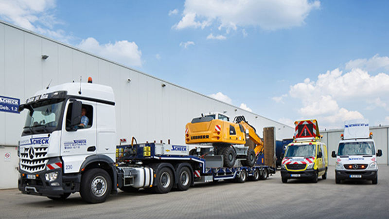 LKW transportiert Baustellengerät