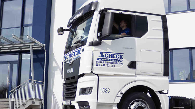 Fahrer im LKW von Scheck Logistics